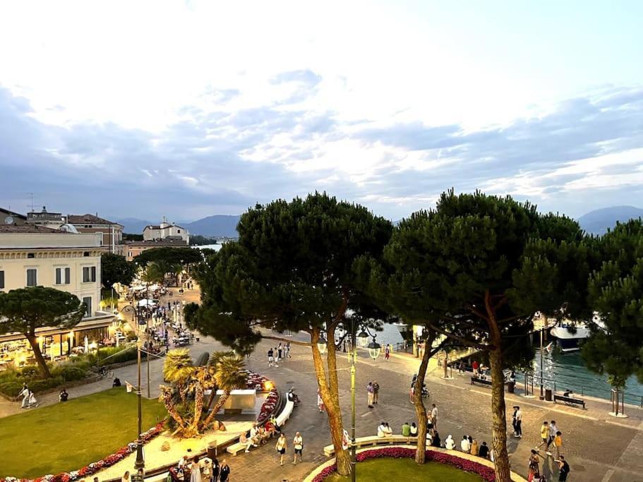 Apartamento Attico In Piazza Matteotti Desenzano del Garda Exterior foto