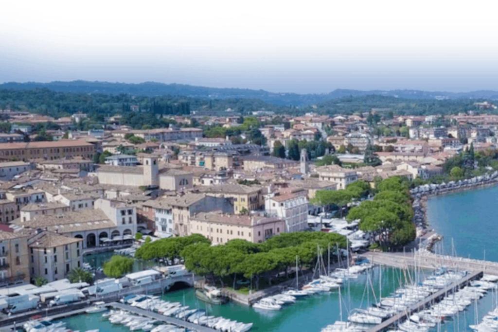 Apartamento Attico In Piazza Matteotti Desenzano del Garda Exterior foto